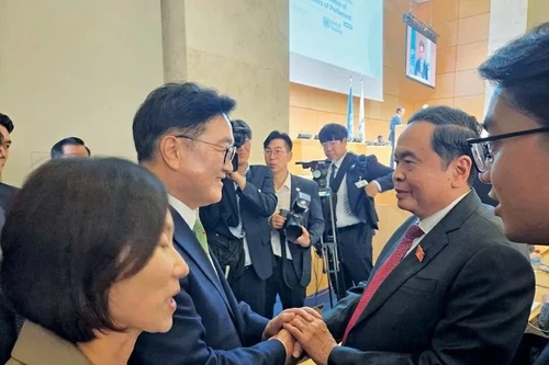 El presidente de la Asamblea Nacional de Vietnam, Tran Thanh Man, se reúne con su similar surcoreano, Woo Won Shik, durante la VI Conferencia Mundial de Presidentes de Parlamentos en Suiza, julio de 2025. (Foto: daibieunhandan.vn)
