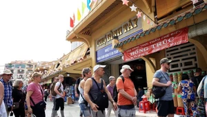Turistas extranjeros visitan Ciudad Ho Chi Minh. (Fotografía: VNA)