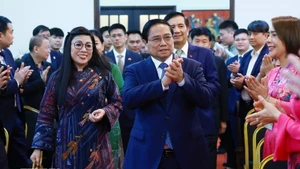 El primer ministro de Vietnam, Pham Minh Chinh, y su esposa, se reúnen con el personal de la Embajada y la comunidad coterráneo en Malasia.