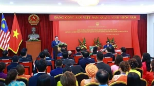 El primer ministro Pham Minh Chinh habla en una reunión con la comunidad vietnamita en Malasia el 25 de mayo. (Foto: VNA)