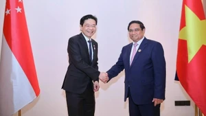 El primer ministro vietnamita Pham Minh Chinh y su similar singapurense, Lawrence Wong, mantienen sus primeras conversaciones en el marco de la reunión anual entre los dos dirigentes, en ocasión de su asistencia a las 44ª y 45ª Cumbres de la Asean, celebradas en octubre de 2024. (Foto: VGP)