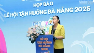 Nguyen Thi Anh Thi, vicepresidenta del Comité Popular de la ciudad de Da Nang, habla en la conferencia de prensa.