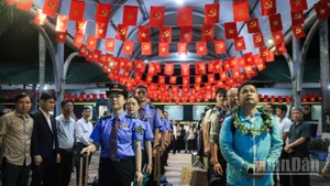 Los primeros pasajeros del reanudado servicio ferroviario transfronterizo China-Vietnam tras cinco años