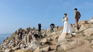 Los turistas toman fotografías en el Parque de Piedra de la Reserva Nui Chua.