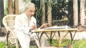 Viviendo en paz e independencia, disfrutando de los frutos de la revolución, estamos infinitamente agradecidos por las grandes contribuciones del Presidente Ho Chi Minh.
