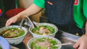El Pho es una de las especialidades culinarias que no debe perderse al visitar la capital vietnamita. (Foto: VNA)