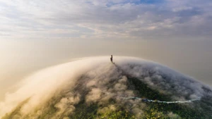 La montaña Ba Den, conocida como "la primera montaña celestial" (Foto: VNA)