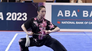 La atleta vietnamita de wushu Duong Thuy Vi compite en la modalidad femenina de jianshu (demostración de espada) (Fotografía: VNA)