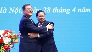 El primer ministro de Vietnam, Pham Minh Chinh, y su homólogo de Japón, Ishiba Shigeru. (Foto: VNA)