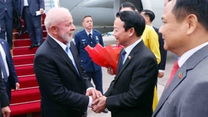 El ministro de Agricultura y Medio Ambiente, Do Duc Duy, recibe al presidente brasileño, Luiz Inácio Lula da Silva, en el aeropuerto internacional de Noi Bai, en Hanói. (Foto: VNA)