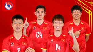 Los futbolistas vietnamitas Do Duy Manh, Nguyen Hoang Duc, Nguyen Hai Long y Nguyen Van Vi seleccionados al equipo de estrellas del Sudeste Asiático. (Foto: VFF)