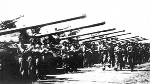 El Ejército de Liberación prepara sus fuerzas antes de la ofensiva general sobre Saigón-Gia Dinh con el espíritu de "Velocidad, audacia, sorpresa, victoria segura", el 26 de abril de 1975. (Foto: Archivo de VNA)