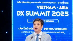Nguyen Van Khoa, presidente de VINASA, pronuncia el discurso inaugural de la cumbre. (Foto: VGP)