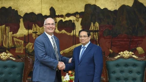 El primer ministro vietnamita, Pham Minh Chinh, recibe a John Moolenaar, congresista por Michigan (Foto: Nhan Dan)