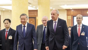 El secretario general del Partido Comunista de Vietnam, To Lam, recibe al presidente húngaro, Sulyok Tamás. (Foto: Nhan Dan)