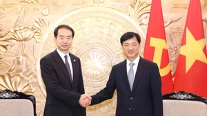 El miembro del Buró Político del Partido Comunista de Vietnam (PCV), Nguyen Duy Ngoc (derecha), recibe al embajador chino en Hanói, Ha Wei. (Foto: VNA)
