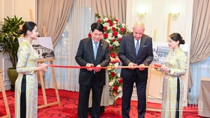 Los presidentes de Vietnam y Hungría inauguran la exposición (Foto: Nhan Dan)
