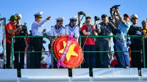 [Foto] Periodistas rinden homenaje a los soldados caídos en Gac Ma