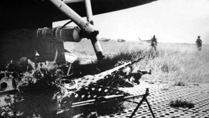 Foto de ilustración: El 312º Cuerpo del 1º Ejército toma el control del aeropuerto de Ong Linh-Binh Chuan el 27 de abril de 1975. (Foto: Archivo/VNA)