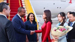 El primer ministro de Etiopía, Abiy Ahmed Ali, llega al aeropuerto internacional de Noi Bai, en Hanói, iniciando su visita oficial a Vietnam. (Foto: VNA)