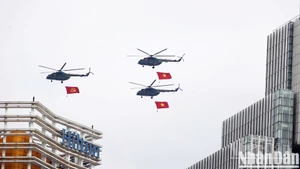 Fuerza aérea ensaya el izamiento de la bandera en el cielo de Ciudad Ho Chi Minh