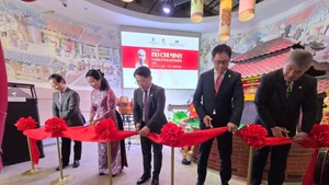 Los delegados cortaron la cinta para inaugurar la exposición "Presidente Ho Chi Minh - Símbolo de paz y amistad". (Foto: baovanhoa.vn)