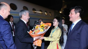 El primer ministro de la República de Kirguistán, Adylbek Kasimalyev, llega a Hanói para inicia su visita oficial a Vietnam. (Foto: VNA)