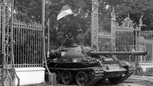 Tanque del 203º Regimiento Blindado, adscrito al 304º Cuerpo, del 2º Ejército, entra al Palacio de la Independencia al mediodía del 30 de abril de 1975. (Foto: Tran Mai Huong/VNA)