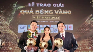 Los delanteros Ho Van Y, Huynh Nhu y Nguyen Van Quyet ganan el Balón de Oro 2022. (Fotografía: Nhan Dan)