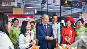 El embajador de Vietnam en Francia, Dinh Toan Thang y Steven Abajoli, director de la feria, visitan los stands de Vietnam (Foto: Nhan Dan)