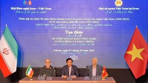 El embajador vietnamita en Irán, Nguyen Luong Ngoc, presenta las fotos mostradas en la exposición (Foto: Embajada de Vietnam en Irán)