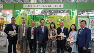 El embajador de Vietnam en Rusia, Dang Minh Khoi (cuarta persona desde la izquierda), con representantes de empresas vietnamitas en la Worldfood Moscow 2024. (Foto: VNA)