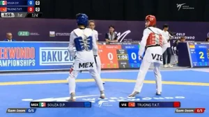 Truong Thi Kim Tuyen (armadura roja) en el combate con Daniela Paola Souza. (Foto: VNA)