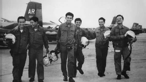 Escuadrón Quyet Thang en el Aeropuerto de Thanh Son (Phan Rang) la tarde del 28 de abril de 1975, tras atacar el Aeropuerto de Tan Son Nhat. (Foto: Documento/VNA)