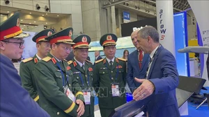 La delegación vietnamita participa en la exposición de defensa y seguridad en Japón. (Foto: VNA)