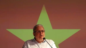 El jefe de la Comisión de Asuntos Exteriores del Partido Comunista de Grecia, Seretakis Nikos, interviene en el acto. (Foto: Embajada de Vietnam en Grecia)