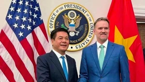 El ministro de Industria y Comercio, Nguyen Hong Dien, y el representante comercial de Estados Unidos, Jamieson Greer. (Foto: VNA)