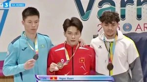 El gimnasta vietnamita Dang Ngoc Xuan Thien (centro) en el podio con la medalla de oro. (Foto: qdnd.vn)