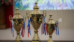 Trofeos y medallas conmemorativos del torneo.