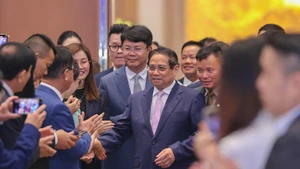 El primer ministro Pham Minh Chinh con empresas que asisten a un seminario sobre desarrollo del sector privado. (Foto: VGP)
