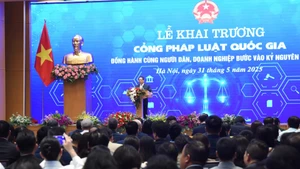 El primer ministro Pham Minh Chinh habla en la ceremonia de inauguración del Portal Nacional de Derecho (Foto: Nhan Dan)