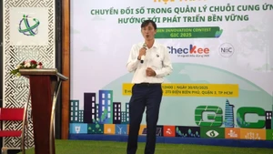 Tran Ninh Dong, jefe interino del Departamento de Gestión de la Propiedad Intelectual e Innovación del Servicio de Ciencia y Tecnología de Ciudad Ho Chi Minh, habla en el seminario.