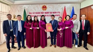 La delegación de Hanói visita la Embajada de Vietnam en Sudáfrica.