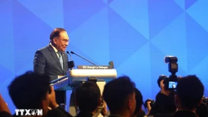 El primer ministro de Malasia, Anwar Bin Ibrahim, pronuncia un discurso en la 22.ª edición del Diálogo de Shangri-La (Foto: VNA)