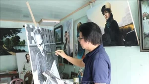Tran Hoa Binh, pintor católico nacido en en la provincia norteña de Ninh Binh, ha dedicado más de 50 años al arte del retrato hiperrealista. (Foto: VNA)