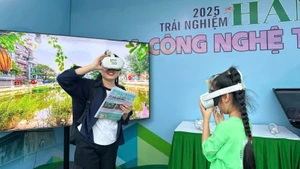 Los visitantes experimentan la realidad virtual para explorar Hanói.
