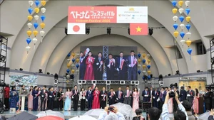 Los delegados cortan la cinta inaugural del Festival de Vietnam 2025 en Japón. (Foto: VNA)