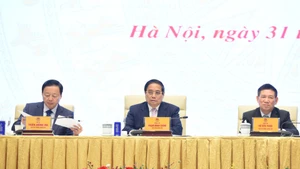 [Foto] Premier vietnamita dialoga con empresas y asociaciones empresariales