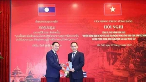 El secretario del Comité Central del PCV y jefe de su Oficina, Le Hoai Trung (derecha), y su similar del PPRL, Thongsalith Mangnomek. (Foto: VNA)