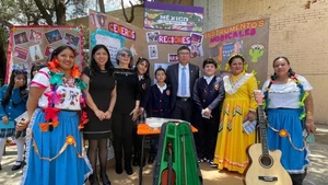 El embajador Nguyen Van Hai visita la Escuela Primaria República Socialista de Vietnam en México. (Foto; VNA)